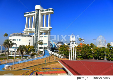 【愛知県】快晴の名古屋港ポートビル（ガーデンふ頭臨港緑園） 100597865
