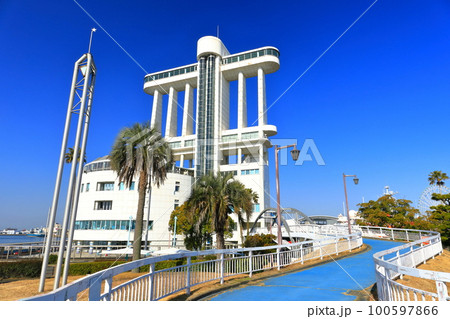 【愛知県】快晴の名古屋港ポートビル（ガーデンふ頭臨港緑園） 100597866