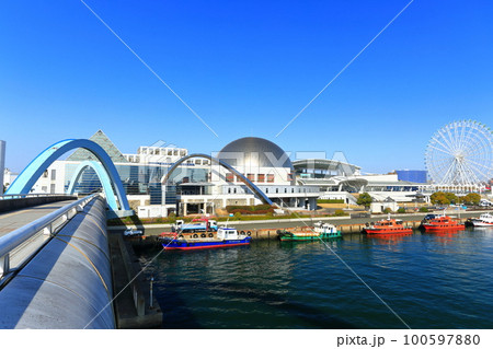 【愛知県】快晴の名古屋港水族館とポートブリッジ（ガーデンふ頭臨港緑園） 100597880