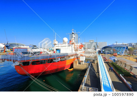 【愛知県】快晴の名古屋港の南極観測船ふじ(ガーデンふ頭臨港緑園) 【愛知県】快晴の名古屋港の南極観測船ふじ(ガーデンふ頭臨港緑園) 100597890