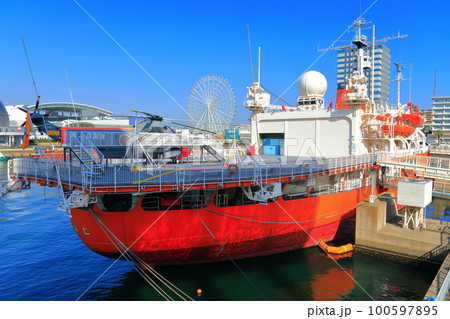 【愛知県】快晴の名古屋港の南極観測船ふじ（ガーデンふ頭臨港緑園） 100597895