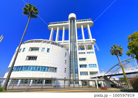 【愛知県】快晴の名古屋港ポートビル（ガーデンふ頭臨港緑園） 100597919
