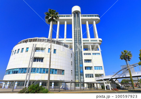 【愛知県】快晴の名古屋港ポートビル(ガーデンふ頭臨港緑園) 【愛知県】快晴の名古屋港ポートビル(ガーデンふ頭臨港緑園) 100597923