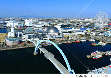 【愛知県】名古屋港ポートビルから見た名古屋港水族館（ガーデンふ頭臨港緑園） 100597936