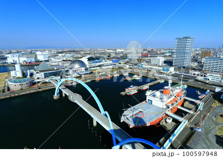 【愛知県】名古屋港ポートビルから見た名古屋港水族館（ガーデンふ頭臨港緑園） 100597948