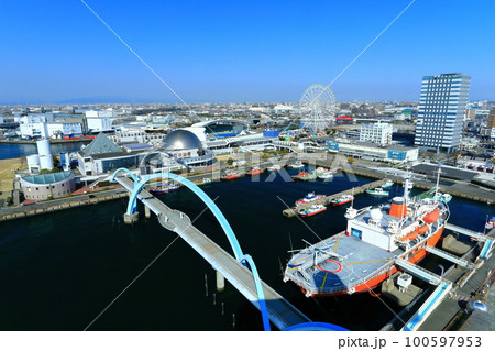 【愛知県】名古屋港ポートビルから見た名古屋港水族館（ガーデンふ頭臨港緑園） 100597953