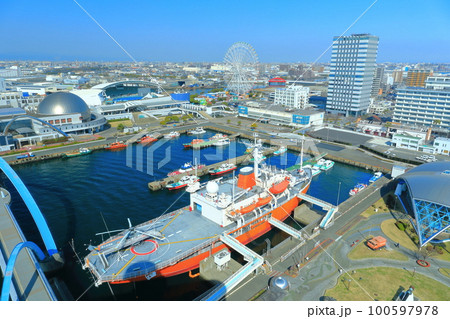 【愛知県】名古屋港ポートビルから見た南極観測船ふじ（ガーデンふ頭臨港緑園） 100597978