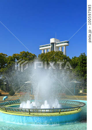 【愛知県】快晴の名古屋港ポートビル（ガーデンふ頭臨港緑園） 100597985