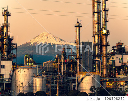 夕暮れから夜富士山が見える静岡の工場夜景 100598252