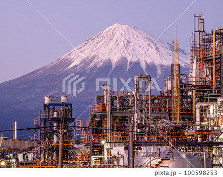 夕暮れから夜富士山が見える静岡の工場夜景 100598253
