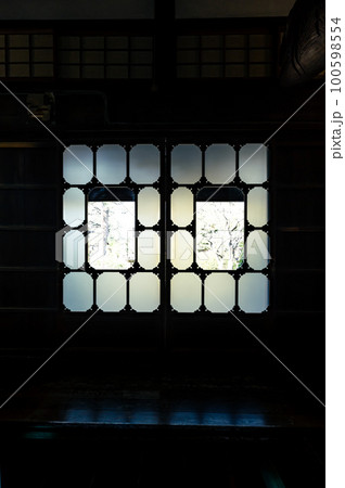 古風でレトロな日本の飾り窓 100598554