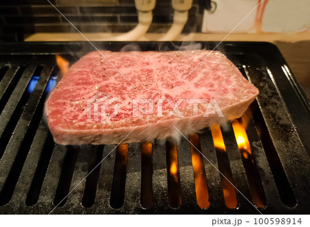 牛ステーキ（イチボ）を焼く 100598914