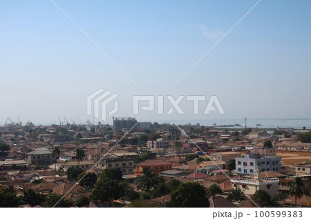 Arch 22から撮影したバンジュル市内の風景（ガンビア） 100599383