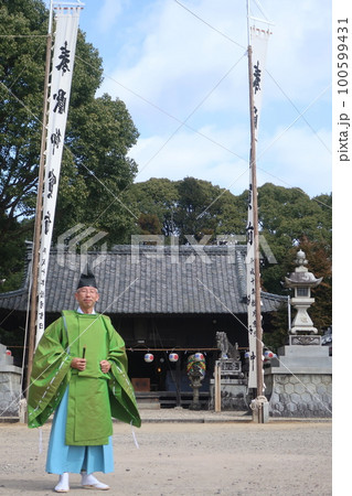 準備が整った古村積神社神社での楽師の記念撮影 準備が整った古村積神社神社での楽師の記念撮影 100599431
