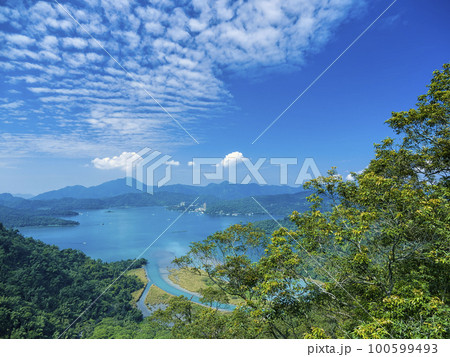 台湾・ロープウェイから眺める日月潭と周辺の山々 / Sun Moon Lake, Taiwan 100599493