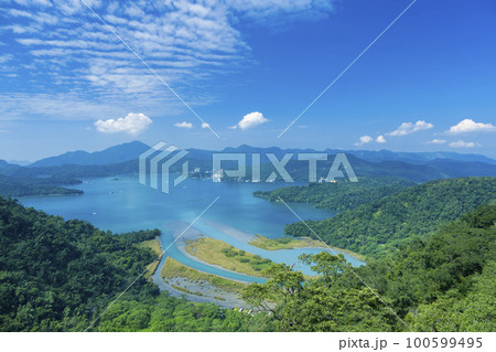 台湾・ロープウェイから眺める日月潭と周辺の山々 / Sun Moon Lake, Taiwan 100599495