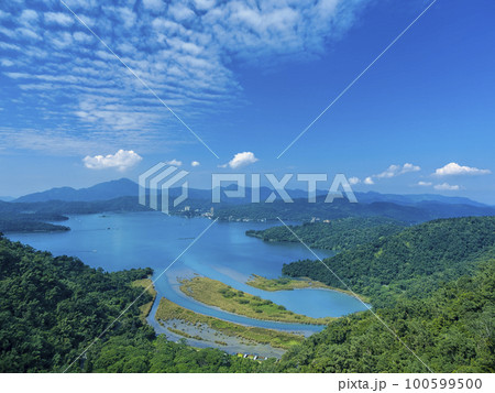 台湾・ロープウェイから眺める日月潭と周辺の山々 / Sun Moon Lake, Taiwan 100599500