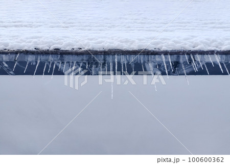 建物の軒下にできた氷柱 100600362