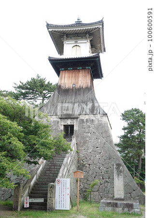 金比羅宮の名所高灯籠1860年金比羅参拝の目印でに完成した、高さ27メートルの日本一高い灯籠である。 100600591