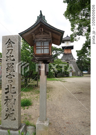 高灯籠1860年金比羅参拝の目印でに完成した、高さ27メートルの日本一高い灯籠である。 高灯籠1860年金比羅参拝の目印でに完成した、高さ27メートルの日本一高い灯籠である。 100600606
