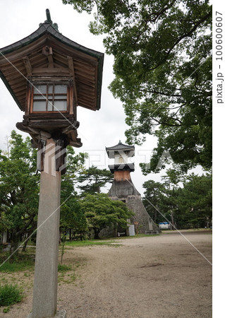 高灯籠1860年金比羅参拝の目印でに完成した、高さ27メートルの日本一高い灯籠である。 100600607