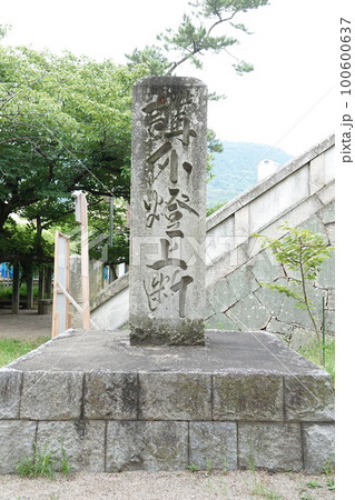 高灯籠1860年金比羅参拝の目印でに完成した、高さ27メートルの日本一高い灯籠である。 100600637
