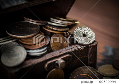 Chest old coins from around the world from 1940 to the new millennium 100600994