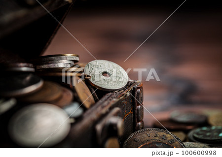 Chest old coins from around the world from 1940 to the new millennium 100600998