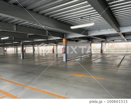 誰もいない屋内の広い駐車場 誰もいない屋内の広い駐車場 100601515