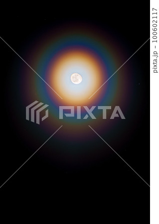 月の周りにできた光の輪っか（ハロ） 100602117