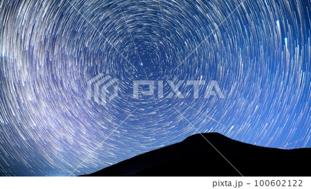 八丈富士の上を流れる星空の軌跡 天の川 北斗七星 北極星 八丈富士 八丈富士の上を流れる星空の軌跡 天の川 北斗七星 北極星 八丈富士 100602122