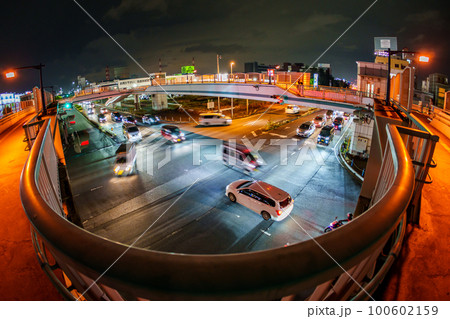 多くの車が行き交う夜の幹線道路　千葉 100602159