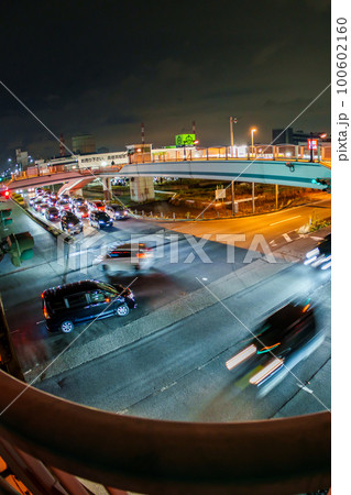 多くの車が行き交う夜の幹線道路　千葉 100602160