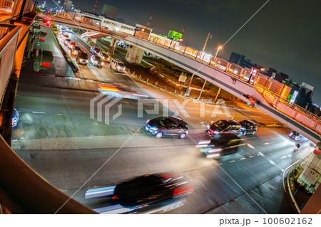 多くの車が行き交う夜の幹線道路　千葉 100602162