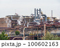 白い煙を上げる製鉄工場　千葉 100602163