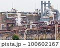 白い煙を上げる製鉄工場　千葉 100602167