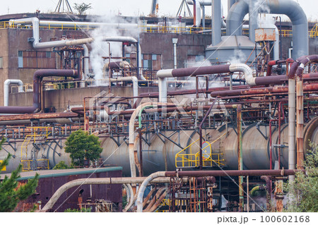 白い煙を上げる製鉄工場　千葉 100602168