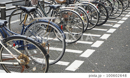 駐輪場に並んだ自転車 100602648