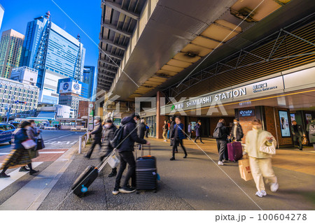 日本の東京都市景観 新橋駅(銀座口)などを望む。奥はゆりかもめ新橋駅や汐留 日本の東京都市景観 新橋駅(銀座口)などを望む。奥はゆりかもめ新橋駅や汐留 100604278