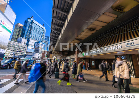 日本の東京都市景観 新橋駅(銀座口）などを望む。奥はゆりかもめ新橋駅や汐留 100604279
