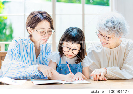 勉強する女の子と見守る家族 勉強する女の子と見守る家族 100604528