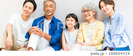 子どもを囲む三世代家族 子どもを囲む三世代家族 100604529