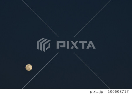 北杜市白州町、夕闇迫る空に月齢13.8の小望月(位置:左下) 北杜市白州町、夕闇迫る空に月齢13.8の小望月(位置:左下) 100608717