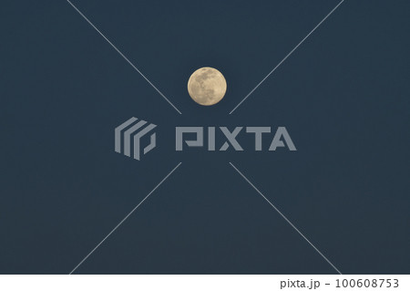 北杜市白州町、夕闇迫る空に月齢13.8の小望月（位置：中央上） 100608753