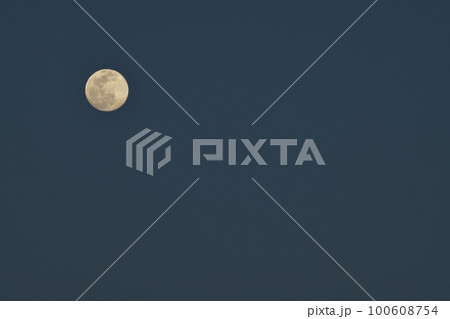 北杜市白州町、夕闇迫る空に月齢13.8の小望月(位置:左上) 北杜市白州町、夕闇迫る空に月齢13.8の小望月(位置:左上) 100608754