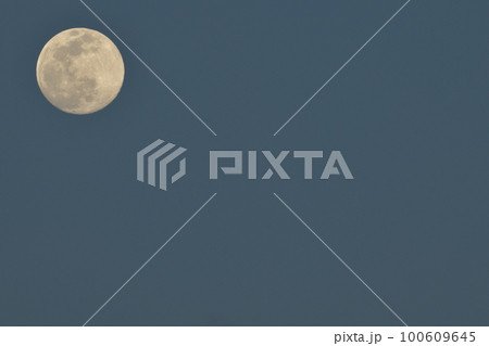 北杜市白州町、夕闇迫る空に月齢13.8の小望月(位置:左上) 北杜市白州町、夕闇迫る空に月齢13.8の小望月(位置:左上) 100609645