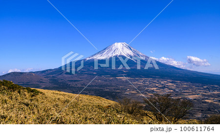 （山梨県）快晴の空と富士山の絶景・竜ヶ岳展望 100611764