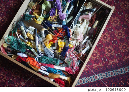 木箱に乱雑にいれた刺しゅう糸 木箱に乱雑にいれた刺しゅう糸 100613000