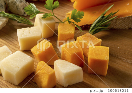 新鮮で美味しいミモレットチーズ 100613011