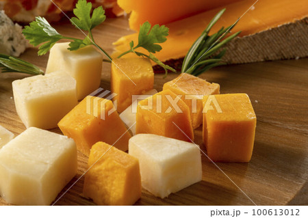 新鮮で美味しいミモレットチーズ 新鮮で美味しいミモレットチーズ 100613012